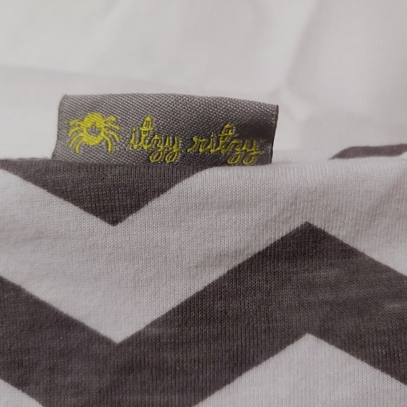 Itzy Ritzy gray and white chevron nursing scarf - Picture 4 of 6